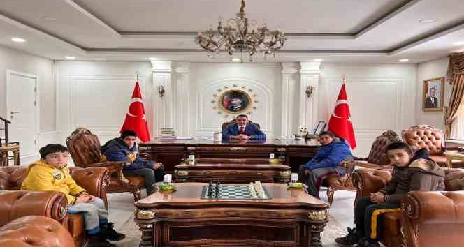 Digorlu öğrenciler anlamlı bağış: “Empati yaptık, bizim bölge de böyle olabilirdi”