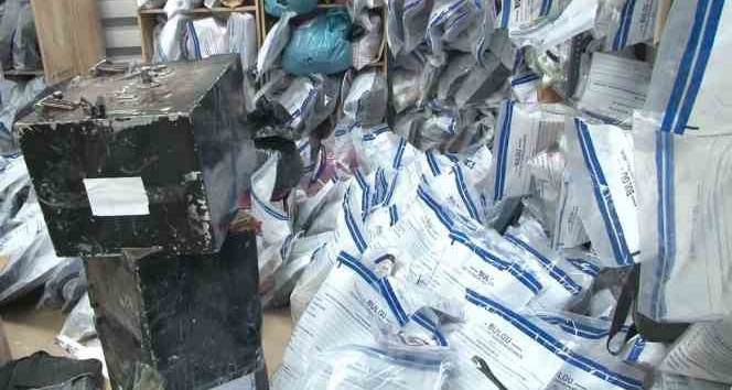 Enkazlardan çıkan kıymetli eşyalar güvenlik güçlerine emanet