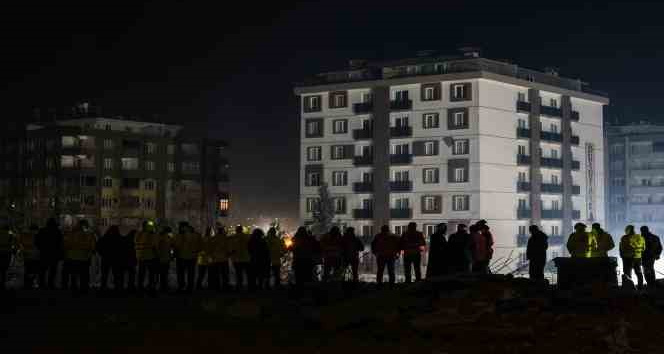 Kahramanmaraş’ta gece boyunca enkaz altındaki yakınlarından haber beklediler