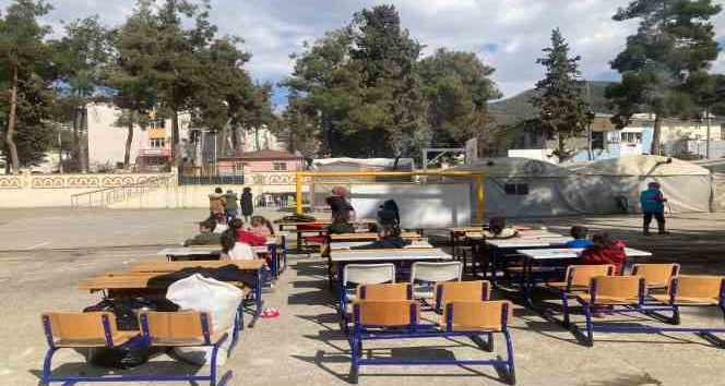 Emine öğretmen, depremzede çocukları eğlendiriyor