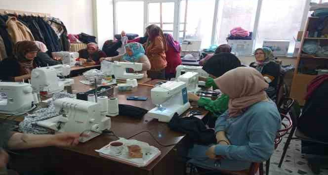 Terzilik kursiyerleri deprem bölgesi için pijama dikiyor
