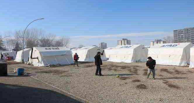 Çocuklarına depremi oyunla unutturuyor