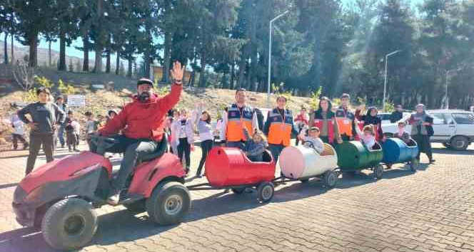 Depremden etkilenen çocukların yüzünü varillerden yaptığı tırtıl ile güldürdü