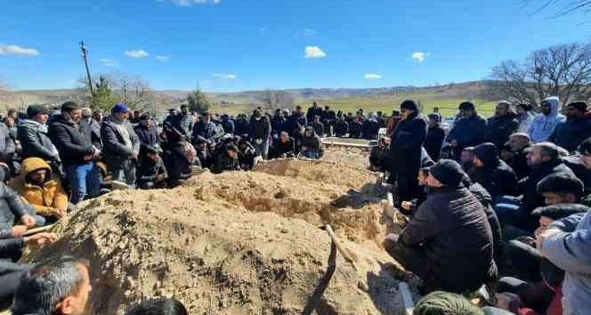Enkazda hayatını kaybeden anne ve 3 çocuğu yan yana defnedildi