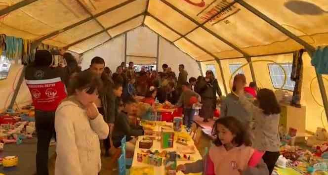 Depremzede çocukların mutlu olduğu anlar