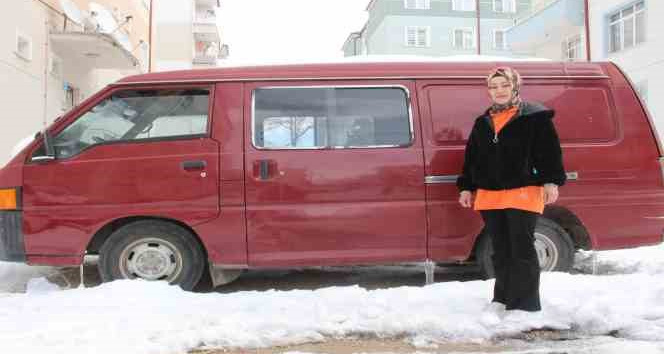 Depremzedeler için minibüsünü satılığa çıkardı