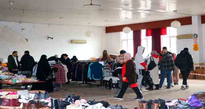 Çiftlikköy’de depremzedeler sosyal marketten yararlanıyor