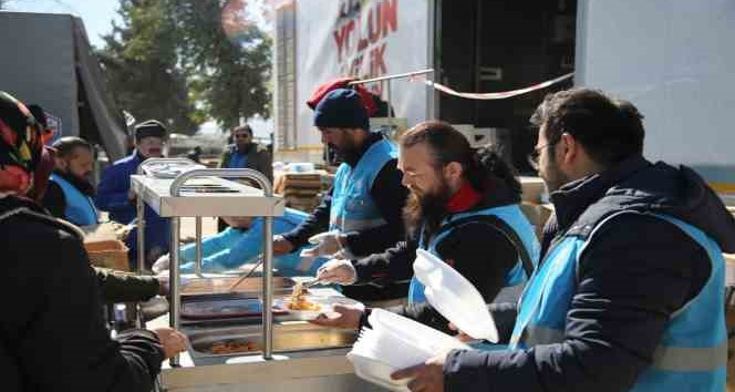 Uygur Türklerinden depremzedelere ‘Uygur Pilavı’ ikramı