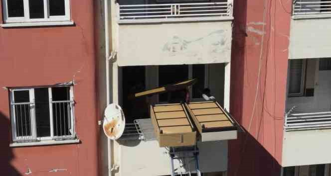 Osmaniye’de vatandaşlar hasarlı binalardan eşyalarını taşımaya başladı