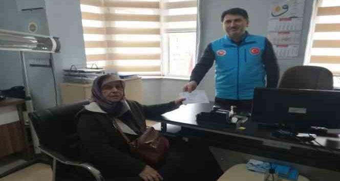 Hac için biriktirdiği paraları depremzedelere bağışladı
