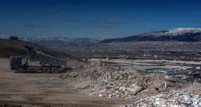 Kahramanmaraş’ta taşınan enkazlar şehrin manzarası ile birleşti