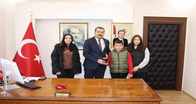 Kumbarasında biriktirdiği paraları depremzedelere bağışladı