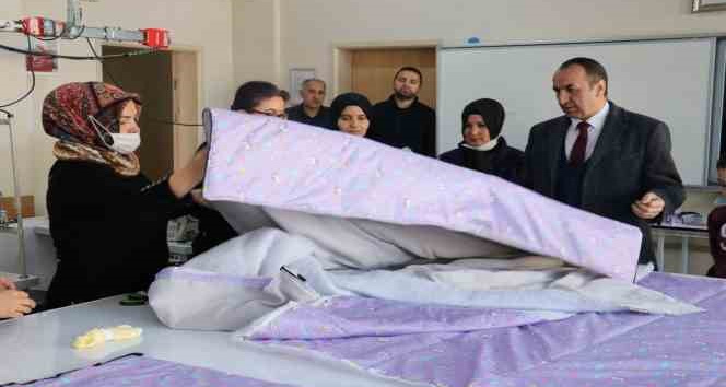 Bingöl’de depremzedeler için uyku tulumu dikiliyor