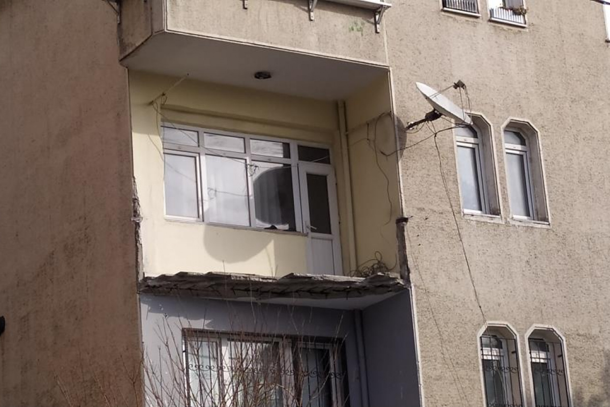 Küçükçekmece’de yıkılan balkon deprem paniği oluşturdu