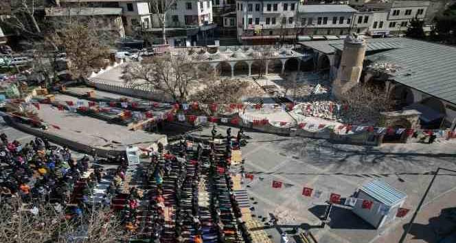Depremin ardından 2. cumada gıyabi cenaze namazı kılındı