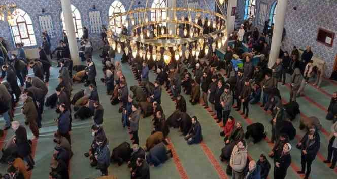 Depremde hayatını kaybedenler için gıyabi cenaze namazı kılındı