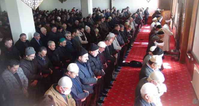Depremde hayatını kaybedenler için gıyabi cenaze namazı kılındı