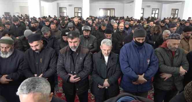 Depremde hayatını kaybedenler için gıyabi cenaze namazı kılındı