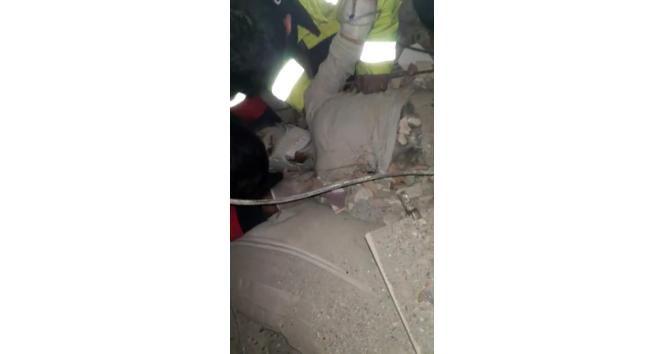 (ÖZEL) Depremin 258’inci saatinde kurtarılan Neslihan Kılınç’ın enkaz altındaki ilk görüntüsüne İHA ulaşıldı