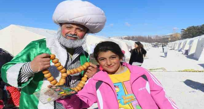 Deprem bölgesi Malatya’da çocuklar Nasrettin Hoca ile eğleniyor