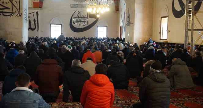 Depremlerde hayatını kaybedenler için gıyabi cenaze namazı kılındı