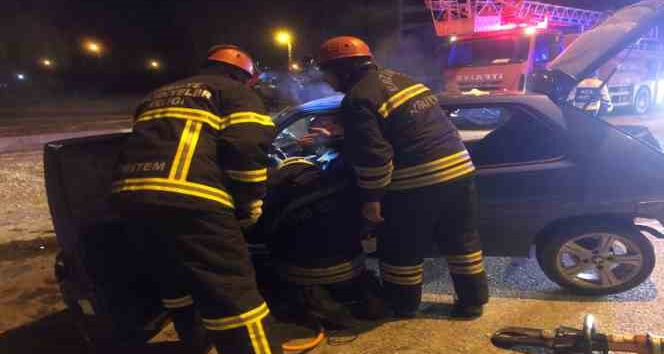 Takla atan otomobilde sıkışan sürücüyü itfaiye kurtardı