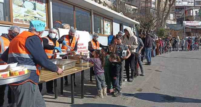 Erzincan Şehit Aileleri Koruma Derneği üyeleri depremzedeleri yalnız bırakmadı