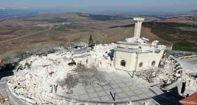Ukkaşe Hazretlerinin türbesinin restore edilen bölümleri depremde yıkıldı