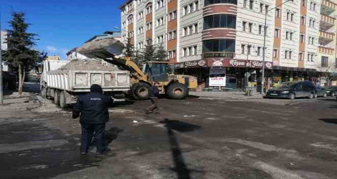 Kars’ta belediyenin kar mücadelesi sürüyor