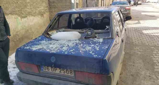 Sorgun’da Buz Kütlesi Arabanın Üzerine Düştü