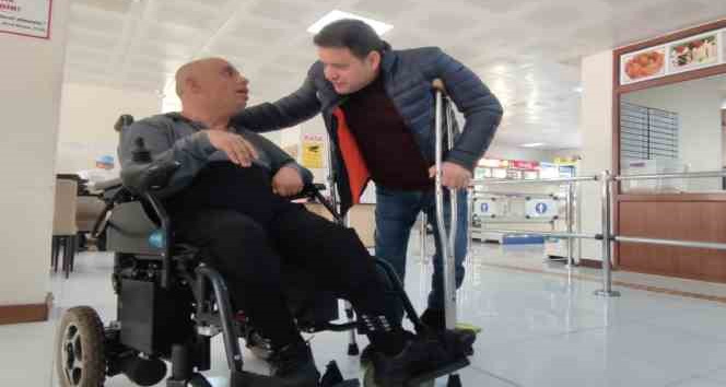 Engelli aracı enkaz altında kalan Ahmet Aslan’a akülü engelli aracı hediye edildi