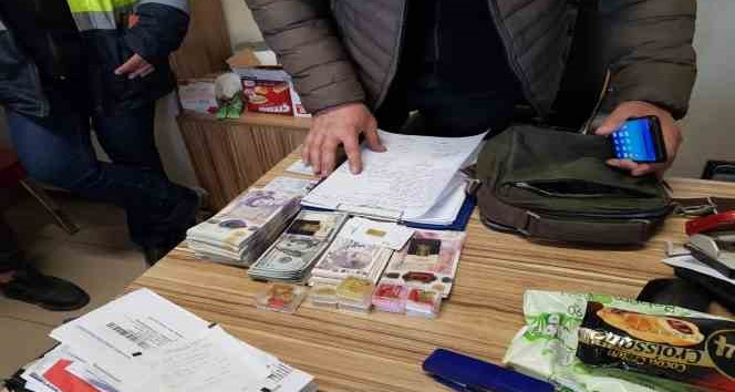 Kastamonu AFAD ekipleri, apartmanda buldukları para, döviz ve ziynet eşyalarını polise teslim etti