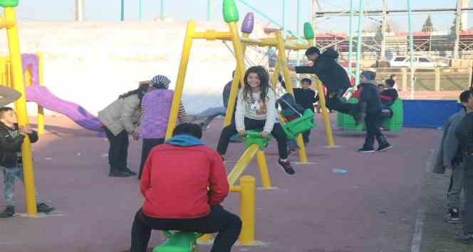 Deprem korkusu yerini çocuk cıvıltısına bıraktı