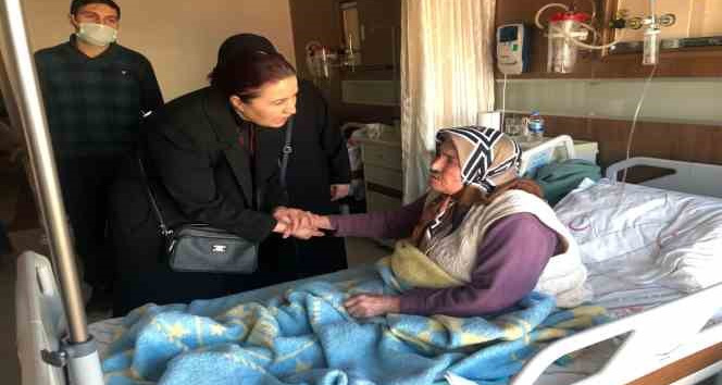 Siirt valisinin eşi Güney Hacıbektaşoğlu, depremzede aileleri yalnız bırakmadı