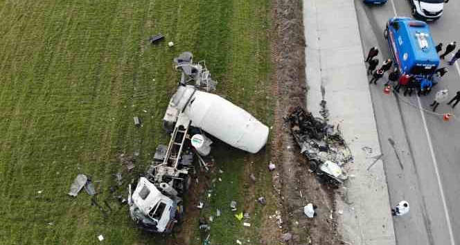 Çanakkale’de karşı şeride geçen beton mikseri ticari araca çarptı: 1 ölü