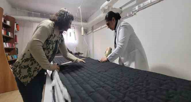 Çanakkale’de depremzedeler için uyku tulumu üretiliyor