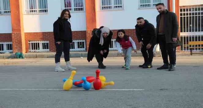 Batmanlı gönüllü öğretmenler Adıyaman’da depremzede çocuklara oyuncak dağıttı