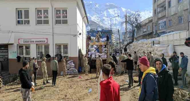 Batman’da 7’den 70’e herkes deprem bölgesine odun göndermek için adeta seferber oldu