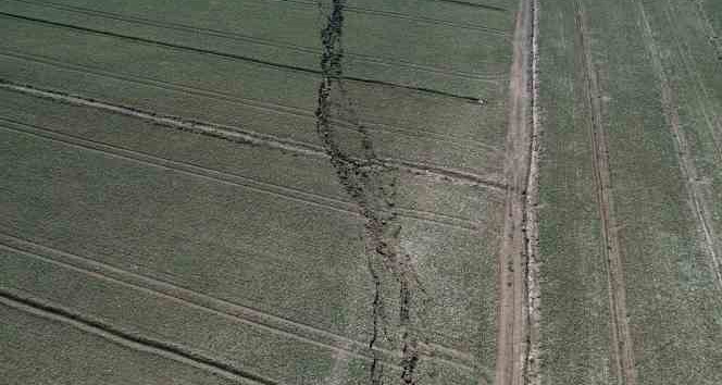 Kahramanmaraş’ta fay hattının geçtiği tarlalar ikiye bölündü