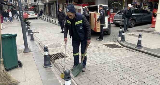 Temizlik personeli, deprem bölgesine kefen desteğinde bulundu