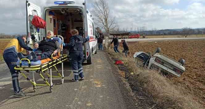 Kontrolden çıkan otomobil takla atıp tarlaya devrildi