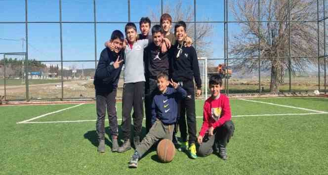 Kahramanmaraş’taki depremzede çocuklar futbol oynayarak moral buluyor