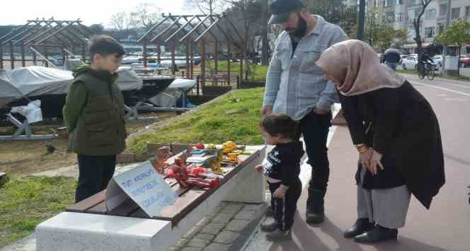 Oyuncaklarını, kumbarasını ve harçlıklarını depremzede çocuklara verdi