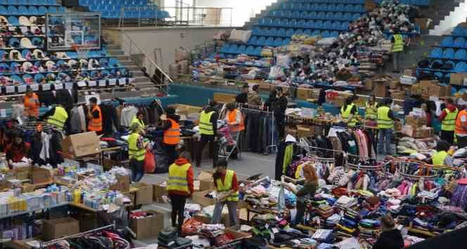 Edirne’de depremzedeler için oluşturulan ücretsiz marketin kapasitesi arttırıldı