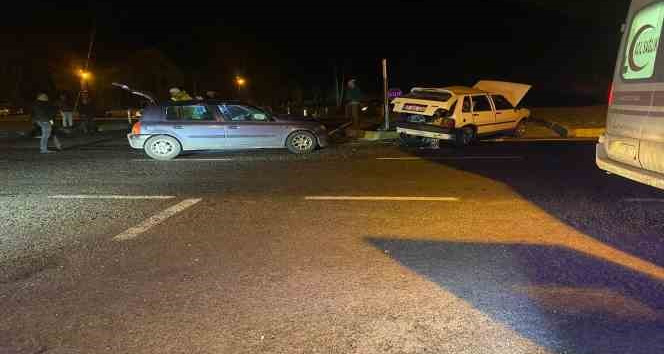 Zonguldak’ta kavşakta çarpışan iki otomobilde 2’si ağır 3 kişi yaralandı