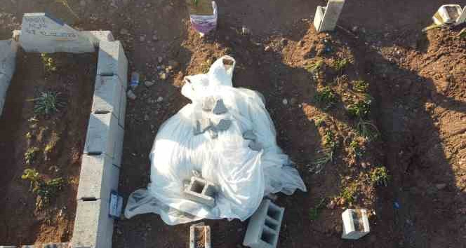 Depremde yakınlarını kaybeden aileler mezarlıklardan ayrılmıyor