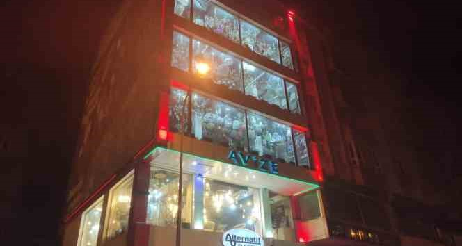 Kahramanmaraş’ta 4 katlı avize dükkanı depremde sağlam kalmayı başardı