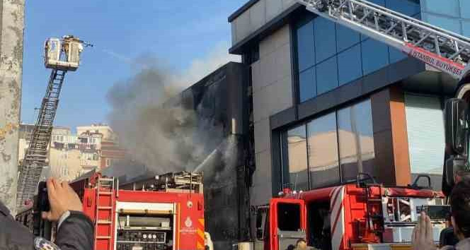 Sultangazi’de avize deposu alev alev yandı