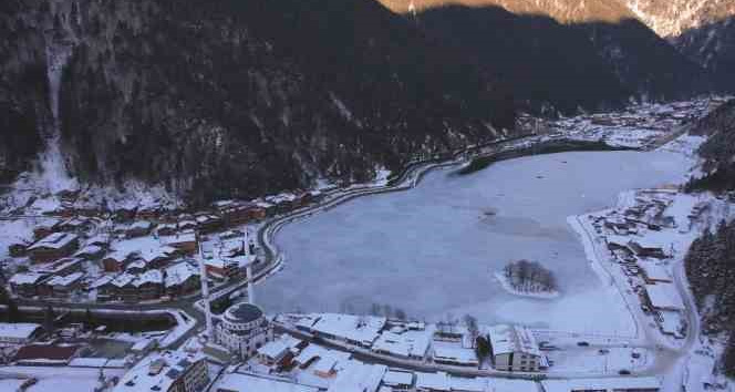 Buz tutan Uzungöl havadan görüntülendi