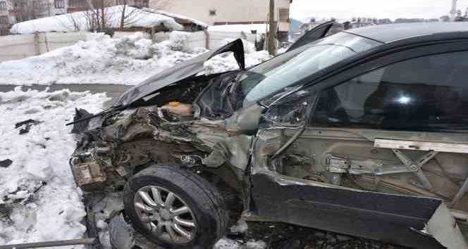 Bingöl’de tren otomobile çarptı, faciadan dönüldü